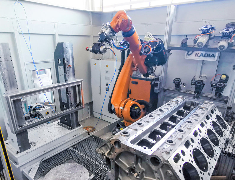 Anlage von KADIA bearbeitet Batteriewannen Wirtschaftliches Bearbeiten mit Robotern